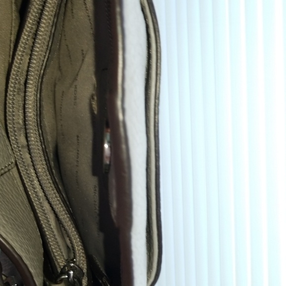 Gray purse with silver chain - Picture 2 of 7